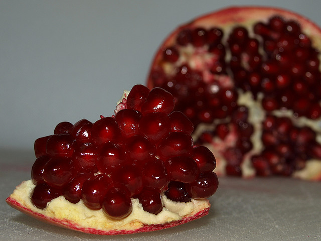Peeling+Pomegranate