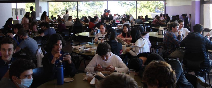 STUDENTS PACK INTO THE tables filling the Dining Hall. With the schedule for the 2021-22 school year, all Upper
School students eat lunch at 12 pm, which has created several issues of overcrowding by the food lines and at eating
spaces, as well.