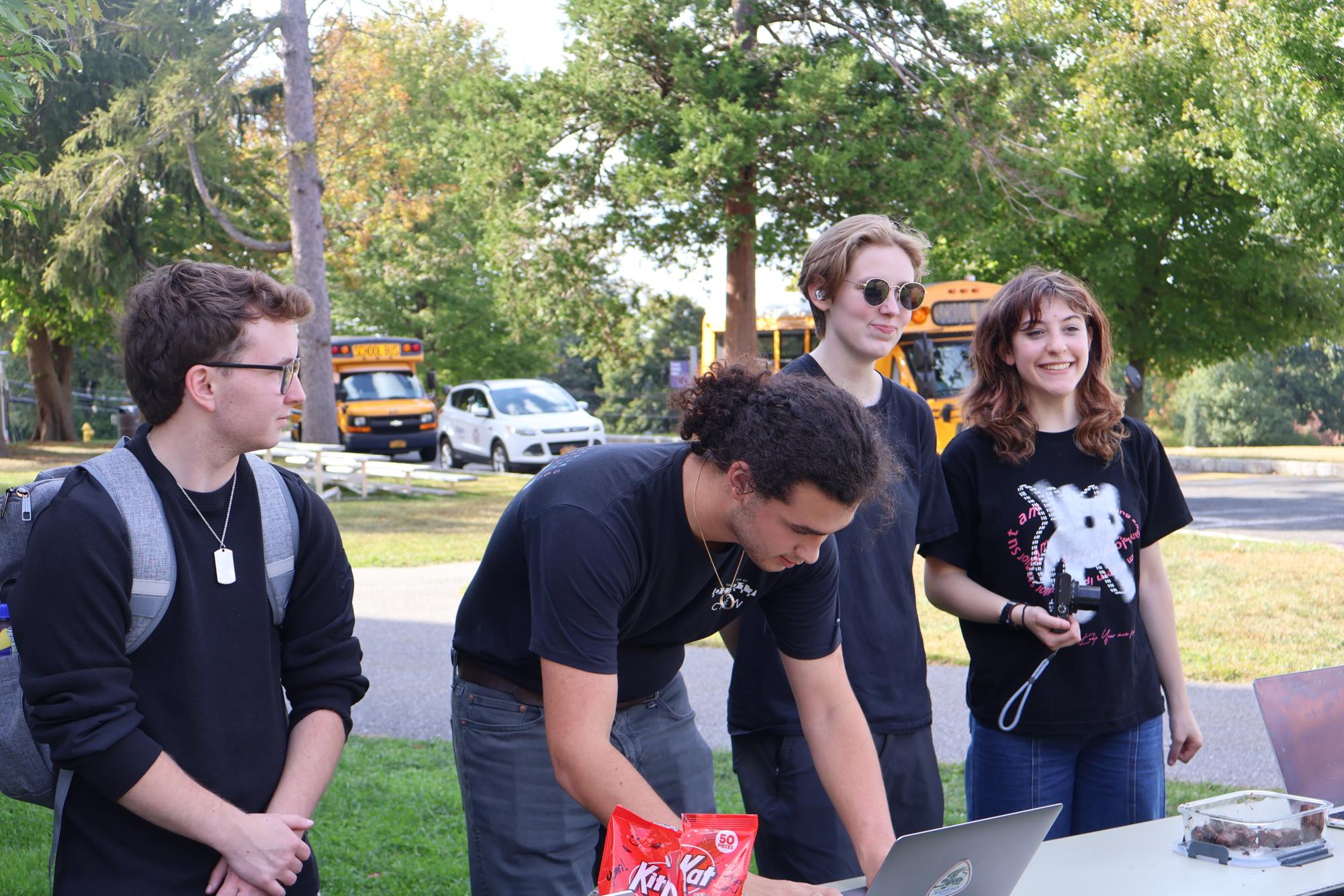 STUDENTS JORDAN HARRIS ‘25, Alex Cooperstock ‘25, Alex
Carnevale, Rory Frasch ‘25 gather behind their Dungeons &
Dragons club table for sign-ups.