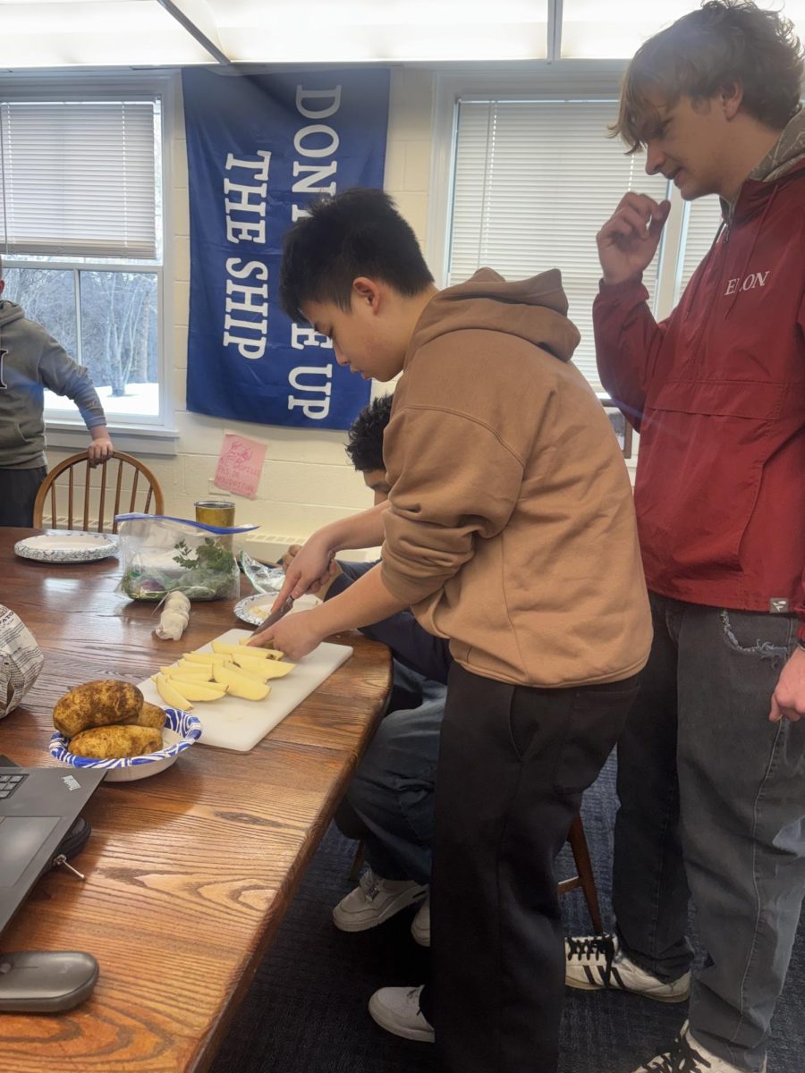 Juniors Phong Do and Daniel Skrenta are pictured chopping vegetables for the “Indoor/Outdoor Cooking” WinterMission course. Over those four days, the students learned outdoor cooking skills like barbecue.  Seen here in a middle school classroom, students are perfecting their indoor cooking ability by working on delicious sides to go with their smoked meat. Not only did they prepare food, but they also learned about how to keep a sanitary cooking environment as well as essential safety measures when handling cooking tools. 
